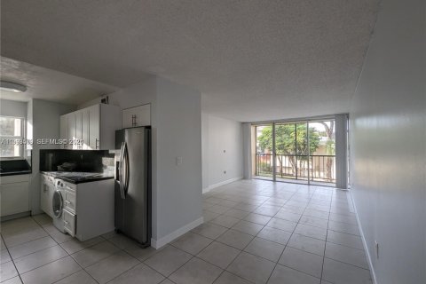 Condominio en alquiler en Miami, Florida, 1 dormitorio, 63.17 m2 № 2055465 - foto 3