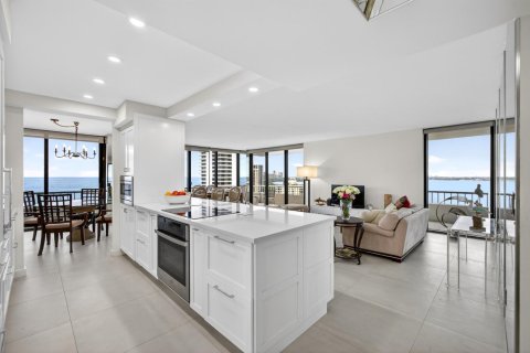 Condo in Riviera Beach, Florida, 2 bedrooms № 2085682