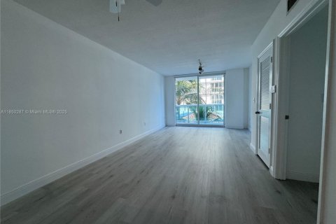 Copropriété à louer à Surfside, Floride: 1 chambre, 67.54 m2 № 1963367 - photo 17