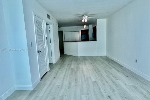 Copropriété à louer à Surfside, Floride: 1 chambre, 67.54 m2 № 1963367 - photo 16