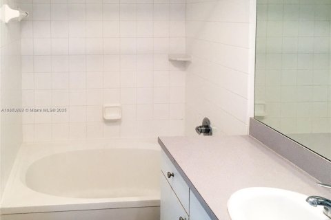 Copropriété à louer à Surfside, Floride: 1 chambre, 67.54 m2 № 1963367 - photo 20