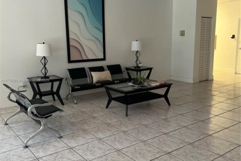 Condo in Surfside, Florida, 2 bedrooms  № 1704533 - photo 3