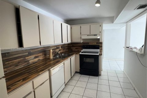 Condo in Surfside, Florida, 2 bedrooms  № 1704533 - photo 11