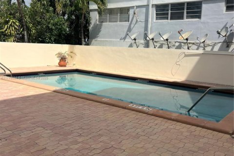 Condo in Surfside, Florida, 2 bedrooms  № 1704533 - photo 27
