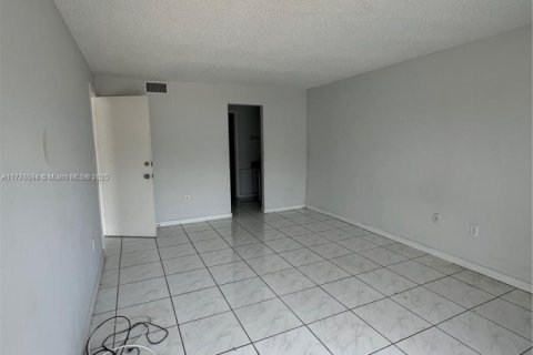 Condo in Surfside, Florida, 2 bedrooms  № 1704533 - photo 20