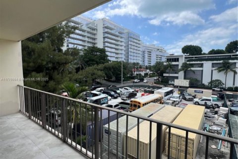 Condo in Surfside, Florida, 2 bedrooms  № 1704533 - photo 14