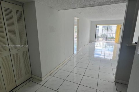 Condo in Surfside, Florida, 2 bedrooms  № 1704533 - photo 13