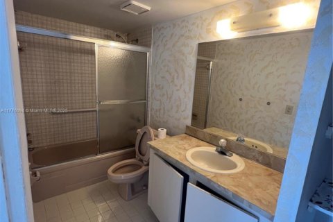 Condo in Surfside, Florida, 2 bedrooms  № 1704533 - photo 17