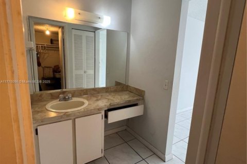 Condo in Surfside, Florida, 2 bedrooms  № 1704533 - photo 25