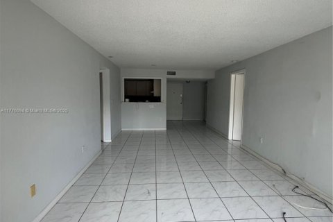 Condo in Surfside, Florida, 2 bedrooms  № 1704533 - photo 15