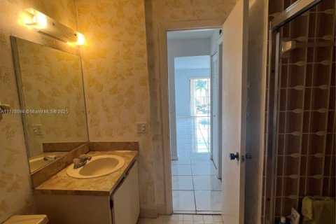 Condo in Surfside, Florida, 2 bedrooms  № 1704533 - photo 24