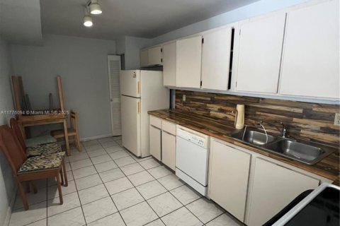 Condo in Surfside, Florida, 2 bedrooms  № 1704533 - photo 10