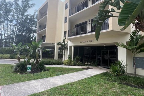 Condo in Surfside, Florida, 2 bedrooms  № 1704533 - photo 1