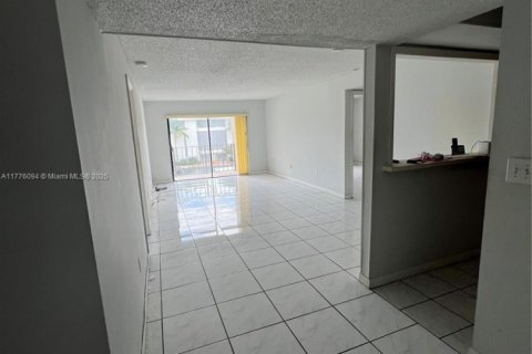 Condo in Surfside, Florida, 2 bedrooms  № 1704533 - photo 12
