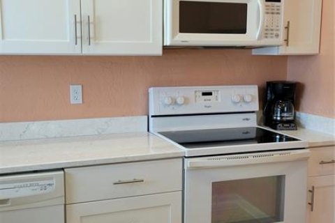 Condo in Sarasota, Florida, 2 bedrooms  № 1904436 - photo 3