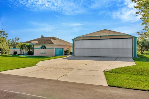 House in Spring Hill, Florida 4 bedrooms, 219.81 sq.m. № 1803248 - photo 3
