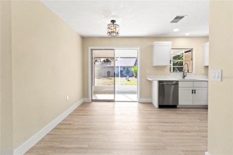 House in Sarasota, Florida 2 bedrooms, 86.96 sq.m. № 2403724 - photo 15