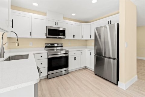 House in Sarasota, Florida 2 bedrooms, 86.96 sq.m. № 2403724 - photo 11