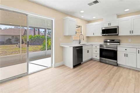 House in Sarasota, Florida 2 bedrooms, 86.96 sq.m. № 2403724 - photo 8