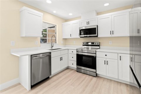 House in Sarasota, Florida 2 bedrooms, 86.96 sq.m. № 2403724 - photo 10