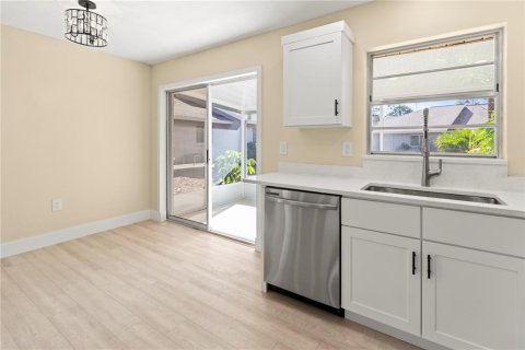 House in Sarasota, Florida 2 bedrooms, 86.96 sq.m. № 2403724 - photo 12