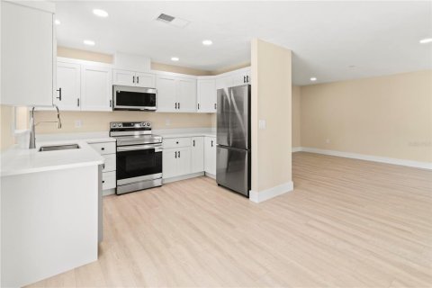 House in Sarasota, Florida 2 bedrooms, 86.96 sq.m. № 2403724 - photo 9