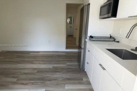 Appartement à louer à Miami, Floride: 1 chambre, 263.75 m2 № 1987546 - photo 1