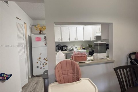 Condo in Greenacres, Florida, 1 bedroom № 2051223 - photo 10