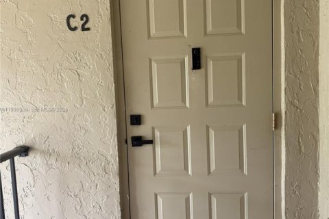 Condo in Greenacres, Florida, 1 bedroom № 2051223 - photo 2