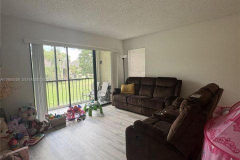 Condo in Greenacres, Florida, 1 bedroom № 2051223 - photo 5