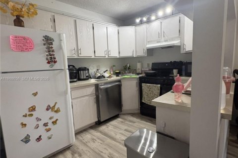 Condo in Greenacres, Florida, 1 bedroom № 2051223 - photo 9