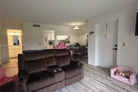 Condo in Greenacres, Florida, 1 bedroom № 2051223 - photo 7
