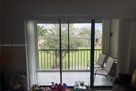 Condo in Greenacres, Florida, 1 bedroom № 2051223 - photo 6