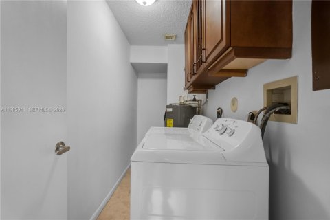 Townhouse in Hollywood, Florida 2 bedrooms, 115.29 sq.m. № 2058160 - photo 24