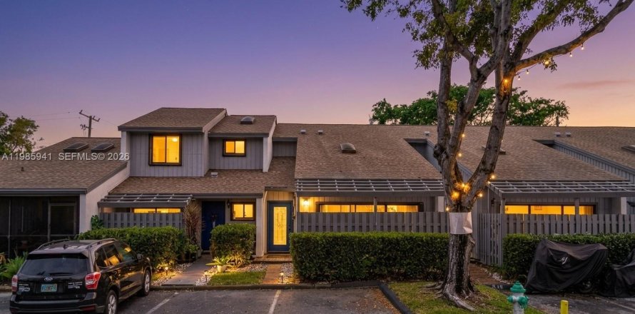 Townhouse in Hollywood, Florida 2 bedrooms, 115.29 sq.m. № 2058160