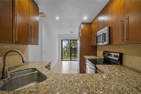 Townhouse in Hollywood, Florida 2 bedrooms, 115.29 sq.m. № 2058160 - photo 11