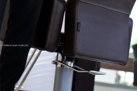 Commercial property in Doral, Florida № 1985581 - photo 1