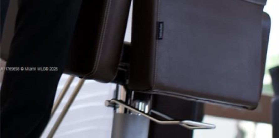 Commercial property in Doral, Florida № 1985581