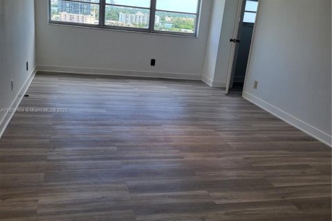 Copropriété à louer à Hallandale Beach, Floride: 2 chambres, 121.79 m2 № 1957427 - photo 13