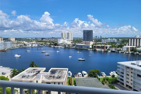 Copropriété à louer à Hallandale Beach, Floride: 2 chambres, 121.79 m2 № 1957427 - photo 1