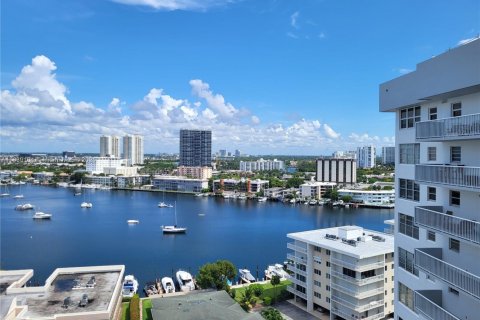 Copropriété à louer à Hallandale Beach, Floride: 2 chambres, 121.79 m2 № 1957427 - photo 3