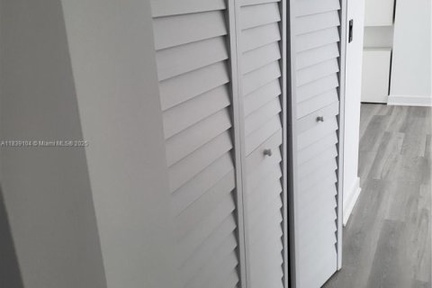 Copropriété à louer à Hallandale Beach, Floride: 2 chambres, 121.79 m2 № 1957427 - photo 14