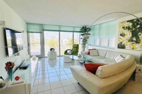 Condo in Highland Beach, Florida, 2 bedrooms  № 1864128 - photo 8