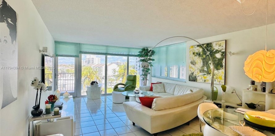 Condo in Highland Beach, Florida, 2 bedrooms  № 1864128