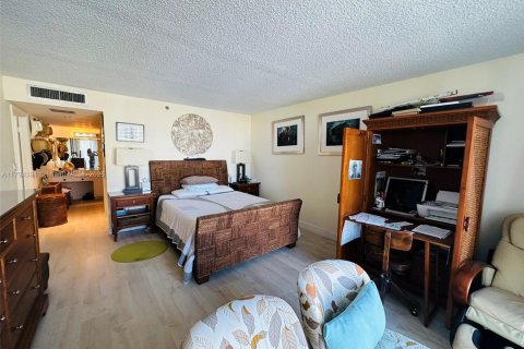 Condo in Highland Beach, Florida, 2 bedrooms  № 1864128 - photo 5