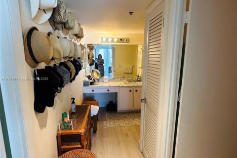 Condo in Highland Beach, Florida, 2 bedrooms  № 1864128 - photo 17
