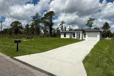 Villa ou maison à louer à Lehigh Acres, Floride: 3 chambres, 113.53 m2 № 1915436 - photo 2