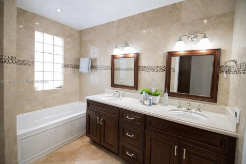 House in Miami, Florida 4 bedrooms, 233.28 sq.m. № 2038519 - photo 12