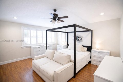 House in Miami, Florida 4 bedrooms, 233.28 sq.m. № 2038519 - photo 11