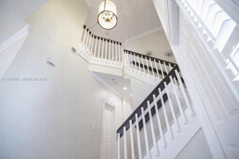 House in Miami, Florida 4 bedrooms, 233.28 sq.m. № 2038519 - photo 10